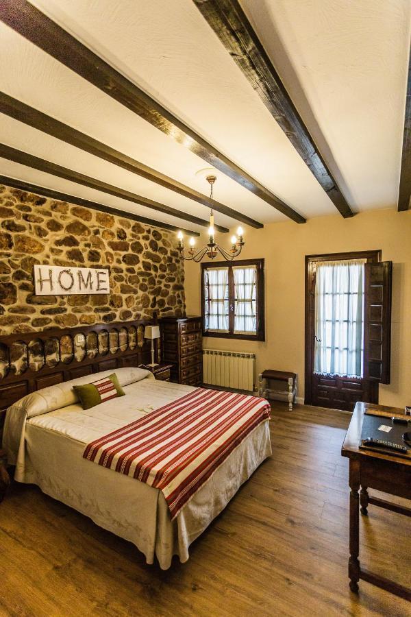 Posada Real La Montanesa Corrales De Buelna Kültér fotó