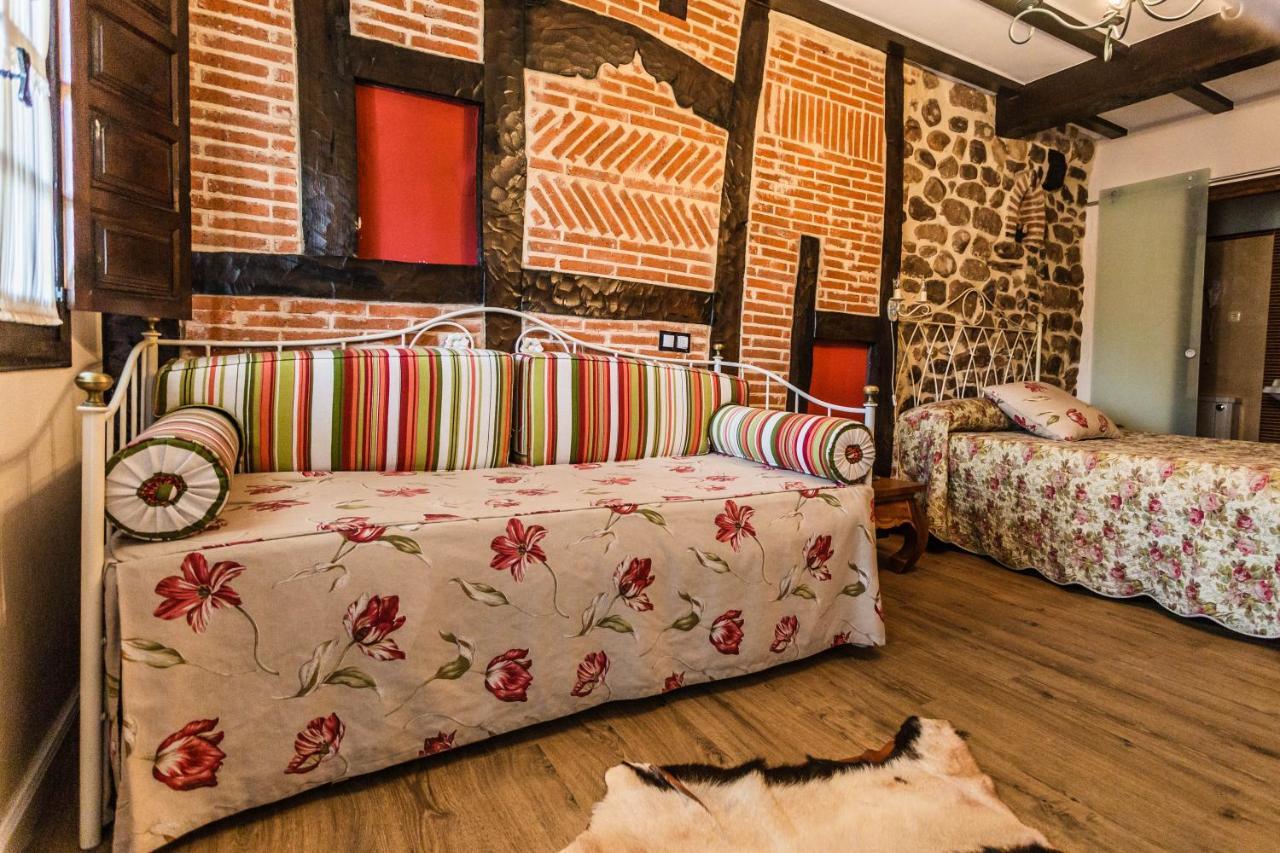 Posada Real La Montanesa Corrales De Buelna Kültér fotó